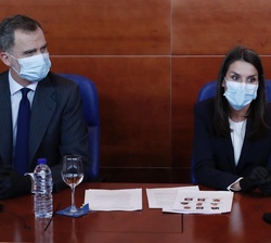 Sus Majestades los Reyes en la mesa para la reunión durante las palabras de Doña Letizia