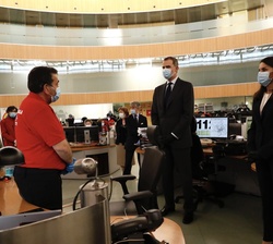 Sus Majestades los Reyes en el puesto de mando conversan con el jefe de Sala, Gonzalo Núñez