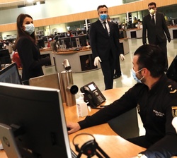 Sus Majestades los Reyes conversan con un agente de la Policía Nacional en el puesto de mando
