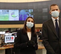 Sus Majestades los Reyes en el puesto de mando de la Agencia de Seguridad y Emergencias Madrid 112