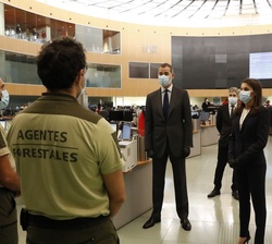 Sus Majestades los Reyes conversan con miembros de los Agentes Forestales