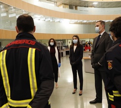 Sus Majestades los Reyes conversan con miembros del Cuerpo de Bomberos de la Comunidad de Madrid