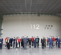 Sus Majestades los Reyes con las autoriades y miembros de la Agencia de Seguridad y Emergencias Madrid 112