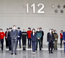 Sus Majestades los Reyes con las autoriades y miembros de la Agencia de Seguridad y Emergencias Madrid 112