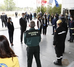 Sus Majestades los Reyes conversan con miembros de la Agencia de Seguridad y Emergencias Madrid 112
