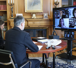 Sus Majestades los Reyes durante la videoconferencia con la Plataforma del Voluntariado
