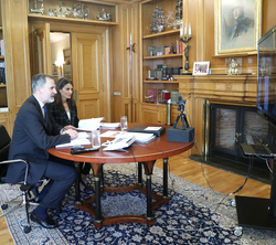 Sus Majestades los Reyes durante el desarrollo de la videoconferencia