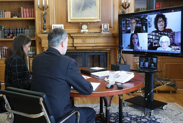 Sus Majestades los Reyes durante la videoconferencia con la Plataforma del Voluntariado