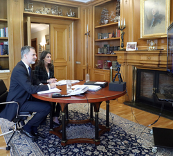 Sus Majestades los Reyes durante el desarrollo de la videoconferencia