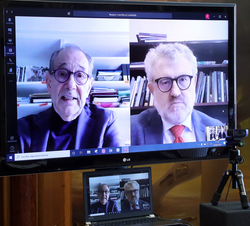 Vista de la pantalla con el director del Museo Nacional del Prado, Miguel Falomir y el presidente del Real Patronato del Museo Nacional del Prado, Jav