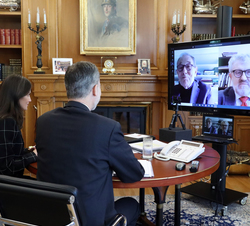 Sus Majestades los Reyes se informan sobre la iniciativa #PradoContigo 