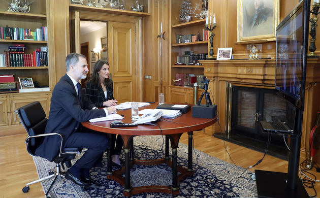 Sus Majestades los Reyes durante el desarrollo de la videoconferencia