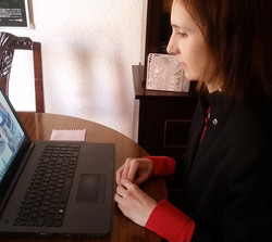 Mercedes Maderuelo, gerente de la FEDE durante la videoconferencia con Su Majestad la Reina