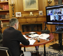 Don Felipe y Doña Letizia se interesan por el impacto y las propuestas para recuperar la confianza internacional en España
