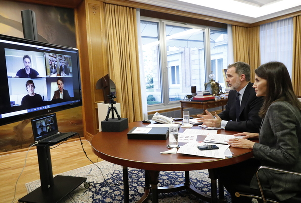 Sus Majestades los Reyes se interesan por las iniciativas puestas en marcha y por la forma de recuperar la normalidad en los ámbitos profesionales de 