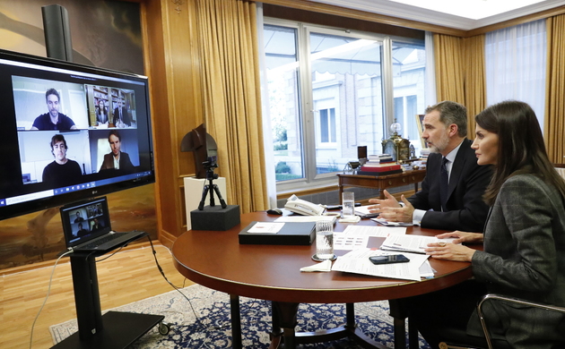 Sus Majestades los Reyes se interesan por las iniciativas puestas en marcha y por la forma de recuperar la normalidad en los ámbitos profesionales de 