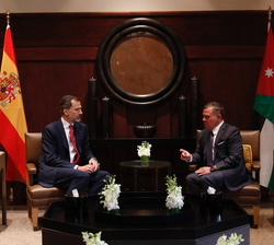 Su Majestad el Rey durante la conversación telefónica mantenida con Su Majestad el Rey Abdallah II de Jordania
