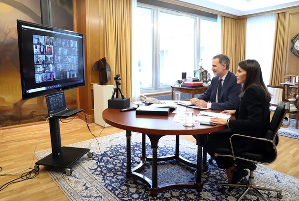 Don Felipe y Doña Letizia mantuvieron una videoconferencia con el Pleno de la Real Academia Española (RAE)