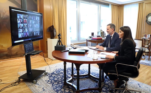 Don Felipe y Doña Letizia mantuvieron una videoconferencia con el Pleno de la Real Academia Española (RAE)