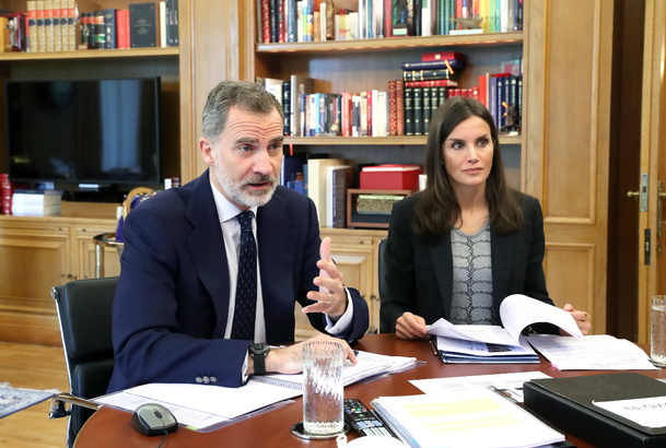 Sus Majestades los Reyes durante la videoconferencia
