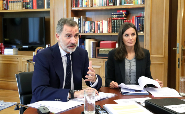 Sus Majestades los Reyes durante la videoconferencia