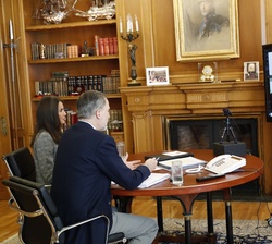 Videoconferencia de Sus Majestades los Reyes con responsables de la Empresa Municipal de Transportes de Madrid (EMT)
