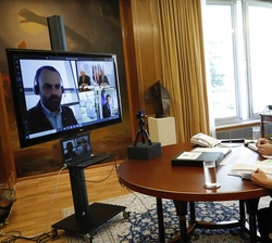 Don Felipe y Doña Letizia mantuvieron una videoconferencia con responsables de la Empresa Municipal de Transportes de Madrid (EMT)