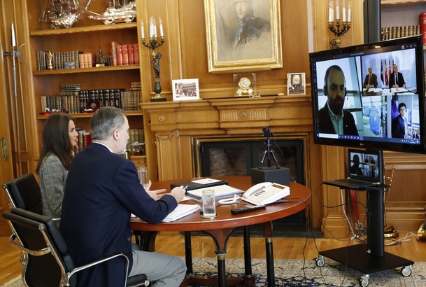 Videoconferencia de Sus Majestades los Reyes con responsables de la Empresa Municipal de Transportes de Madrid (EMT)
