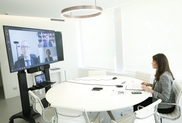 Su Majestad la Reina durante la conversación con los responsables de la Fundación Microfinanzas BBVA 