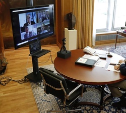Su Majestad el Rey conversa con los responsables del Cercle d'Economía