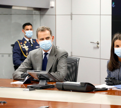 Sus Majestades los Reyes durante la reunión mantenida en la Sala de Emergencias del Centro de Control