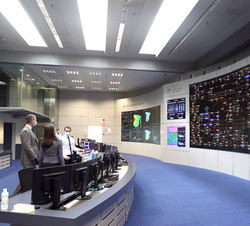 Sus Majestades los Reyes conversan con unos de los técnicos del Centro de Control del Sistema Eléctrico de Red Eléctrica de España