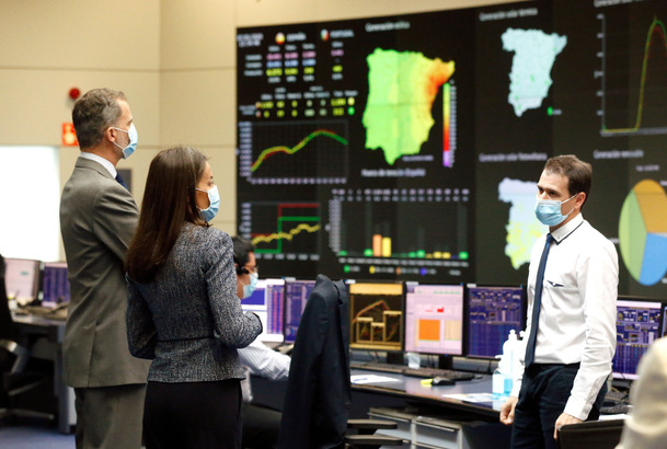 Sus Majestades los Reyes reciben explicaciones del funcionamiento del Centro de Control del Sistema Eléctrico de Red Eléctrica de España