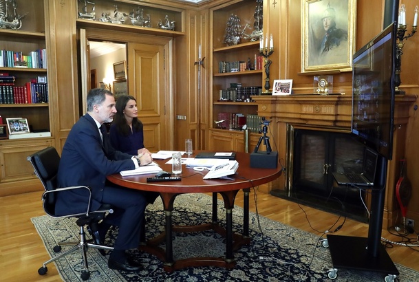 Don Felipe y Doña Letizia en un momento de la videoconferencia con la Corporación Alimentaria Peñasanta