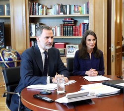 Sus Majestades los Reyes durante la videoconferencia con el Grupo Anecoop