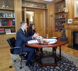 Don Felipe y Doña Letizia conversan con los responsables del Grupo Anecoop