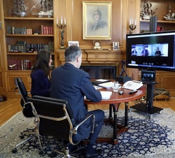 Sus Majestades los Reyes informados por los responsables del Grupo Anecoop