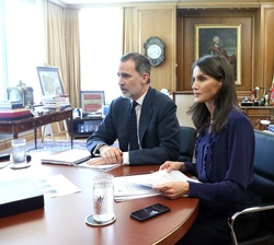 Don Felipe y Doña Letizia en un momento de la videoconferencia con el Grupo Anecoop