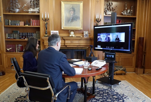 Sus Majestades los Reyes informados por los responsables del Grupo Anecoop