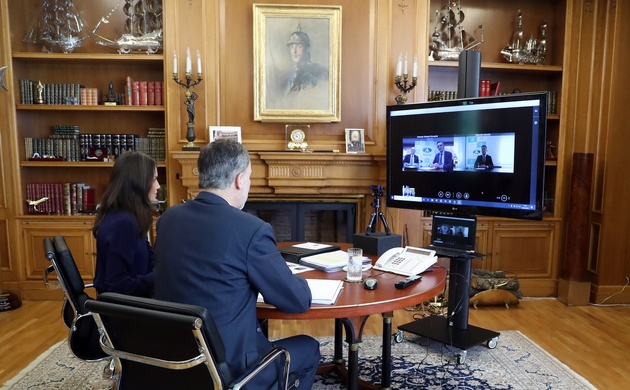 Sus Majestades los Reyes informados por los responsables del Grupo Anecoop