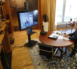 Su Majestad el Rey durante la videoconferencia con la Unión de Empresas Siderúrgicas