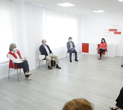 Su Majestad la Reina durante la reunión en la que se ha explicado la evolución del plan Cruz Roja RESPONDE