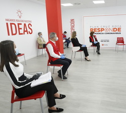 Su Majestad la Reina durante la reunión en la que se ha explicado la evolución del plan Cruz Roja RESPONDE