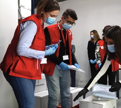 Su Majestad la Reina durante su recorrido por los almacenes dónde se hace entrega de los productos básicos a las personas necesitadas