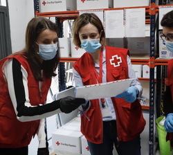 Su Majestad la Reina durante su recorrido por los almacenes dónde se hace entrega de los productos básicos a las personas necesitadas