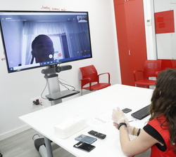 Su Majestad la Reina en una sesión de “Promoción de Éxito Escolar virtualizado”, un programa de apoyo escolar a las familias en situación 