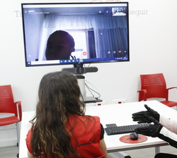 Su Majestad la Reina en una sesión de “Promoción de Éxito Escolar virtualizado”, un programa de apoyo escolar a las familias en situación 