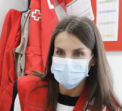 Su Majestad la Reina durante su visita a las instalaciones de Cruz Roja