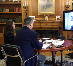 Sus Majestades los Reyes conversan con el presidente del Consejo General Colegios Oficales de Médicos
