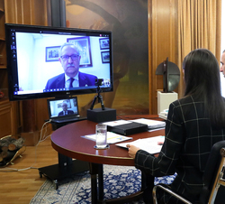 Don Felipe y Doña Letizia durante el desarrollo de la videoconferencia